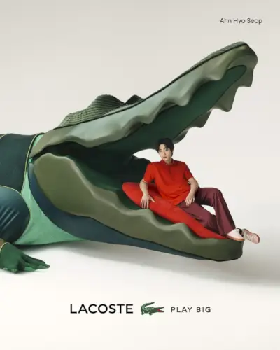 Ahn Hyo-seop har en klassisk rød polo til Lacoste Play Big-kampagnen.