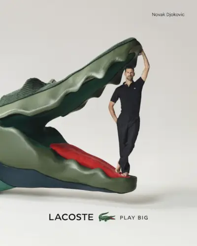 En elegant figur i en sort polo og bukser, Novak Djokovic spiller hovedrollen i Lacoste Play Big-annoncen.