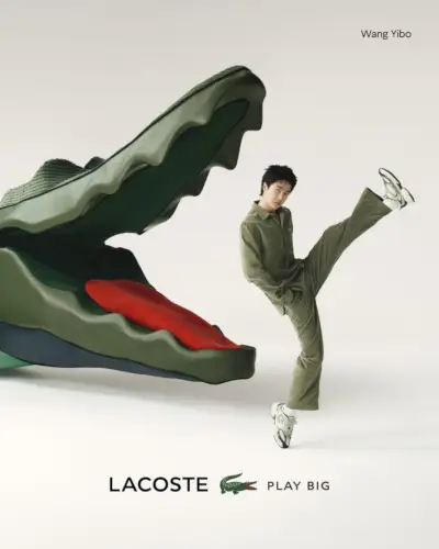 Wang Yibo sparker benet op for Lacoste Play Big-kampagnen.