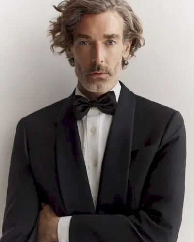 Ričardas Biedulis apsivelka ryškų smokingą Mytheresai