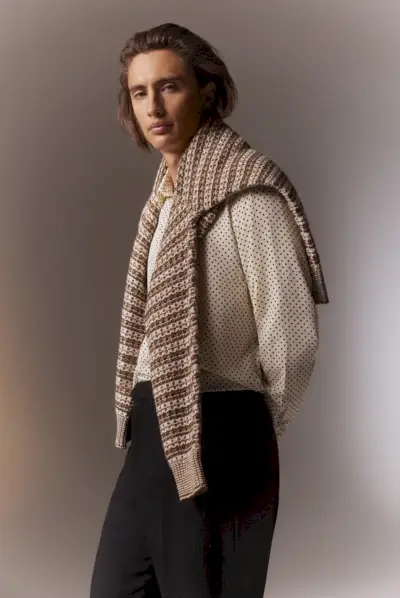 Jamesas Turlingtonas maišo spaudinius vaidindamas filme „Miteresa“.