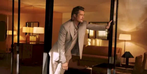 Brad Pitt bär en dammig rosa hållbar ullsmoking med en kvällsskjorta i siden till Brioni