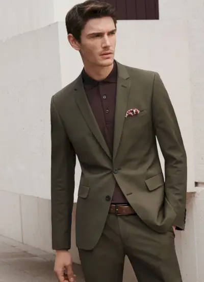 Julien Sabaud har på seg en elegant dress og en smart polo, og har på seg Digel.