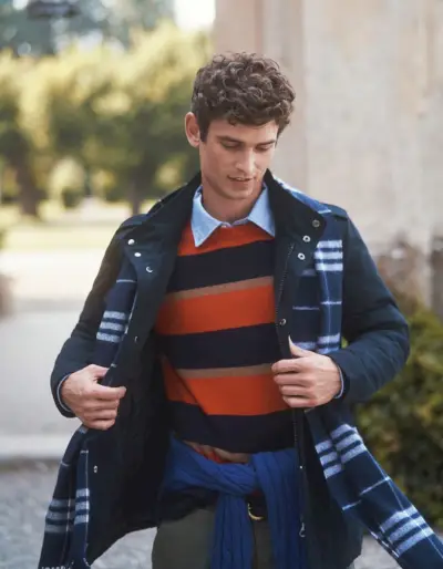 フロントとセンター、アーサー ゴスが OVS PIOMBO のスマートなルックを着ています