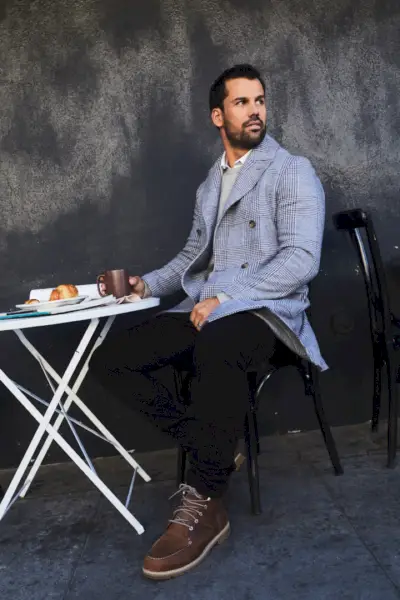 Um seinen Alltagsstil aufzupeppen, trägt Eric Decker für die DSW Timberland Redwood Falls-Stiefel.