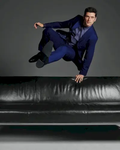 Saltando su un divano di pelle, Sean O