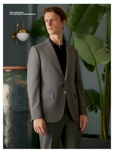 Britų modelis Maxas Townsendas vilki ISAIA kostiumą su Luciano Barbera polo.