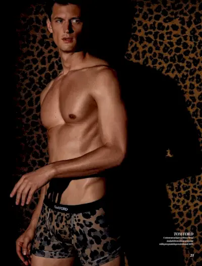 Garrett Neff torse nu porte des sous-vêtements à imprimé animal de Tom Ford.