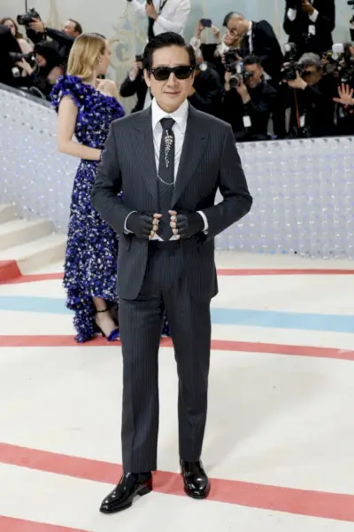 Ke Huy Quan bærer Dior Men til Met Gala 2023.