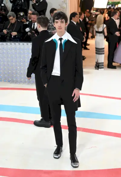 Kodi Smit-McPhee bærer Prada til Met Gala 2023.