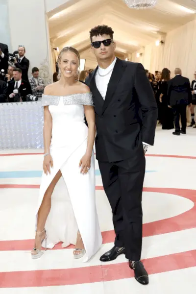NFL-spilleren Patrick Mahomes og hans kone Brittany bærer BOSS til Met Gala i 2023.