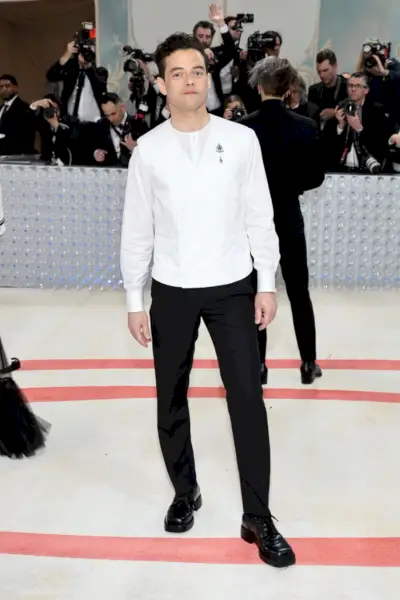 Rami Malek bærer Prada til Met Gala 2023.