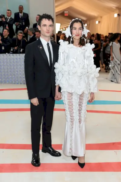Tom Sturridge bærer Dior Men til Met Gala i 2023 og poserer sammen med sin kæreste Alexa Chung.