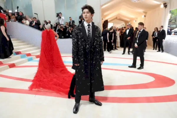 Cai Xukun bærer Prada til Met Gala i 2023.