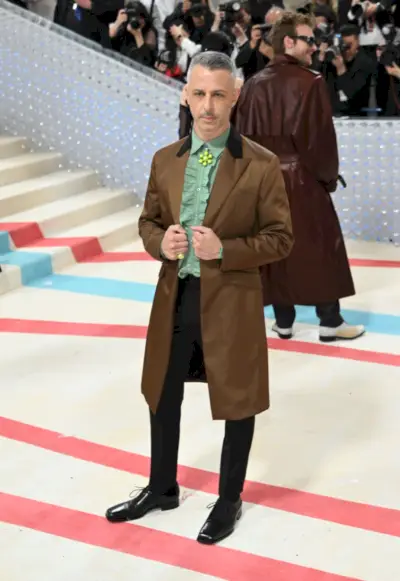 Jeremy Strong bærer Prada til Met Gala 2023.