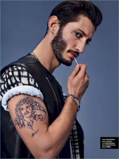 내면의 나쁜 소년을 표현하는 피에르 니니(Pierre Niney)는 루이 비통 가죽 조끼와 그래픽 코치 티셔츠를 착용했습니다.