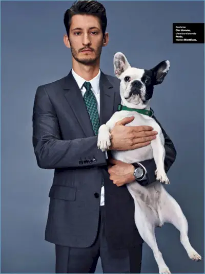 배우 피에르 니니(Pierre Niney)가 디올 옴므(Dior Homme)에 수트를 입었습니다. 그는 프라다 셔츠와 넥타이를 매고 몽블랑 시계를 착용합니다.