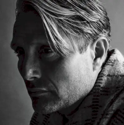 Daniel Jackson îl fotografia pe Mads Mikkelsen într-o jachetă Monad pentru revista WSJ.