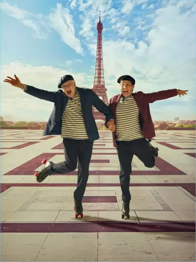 Steve Martin e Martin Short indossano giacche e pantaloni di Giorgio Armani. Sfoggiano anche magliette Armor-Lux e cappelli Laulhere.