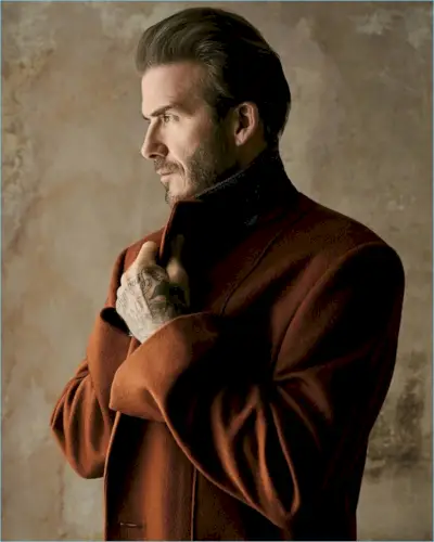 Oferind un profil lateral, David Beckham îmbracă o haină Ermenegildo Zegna Couture.