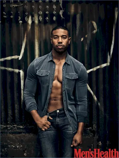Michael B. Jordan má na sobě džínovinu a nosí košili John Varvatos Star USA a džíny AG.