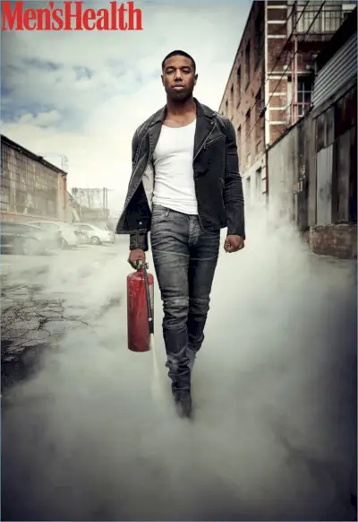 Skvělá vize, Michael B. Jordan nosí bundu John Varvatos Star USA, tank Mack Weldon, džíny G-Star a boty To Boot New York.