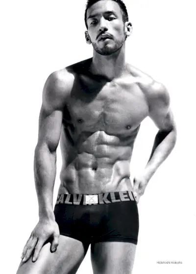 Le footballeur japonais Hidetoshi Nakata pose pour Calvin Klein Underwear en 2010, portant un modèle de sa gamme X.