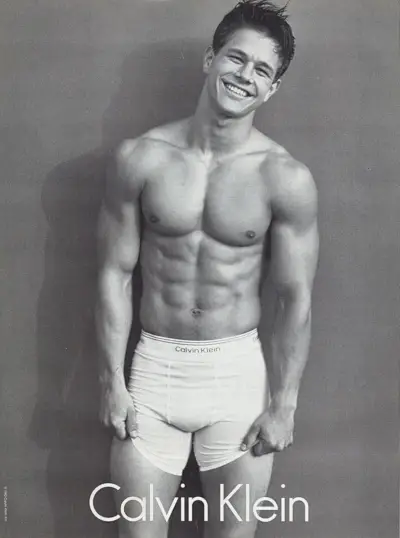 Ensuite, Marky Mark, l'acteur Mark Wahlberg a fait des vagues en tant que visage de Calvin Klein Underwear en 1992. Il a également posé aux côtés du mannequin Kate Moss pour quelques-unes des publicités célèbres.