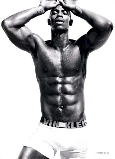 L'acteur de True Blood Mehcad Brooks a passé un moment avec Calvin Klein