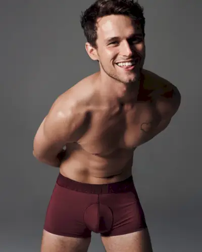 Brandon Flynn Calvin Klein Sous-vêtements publicité vacances 2023