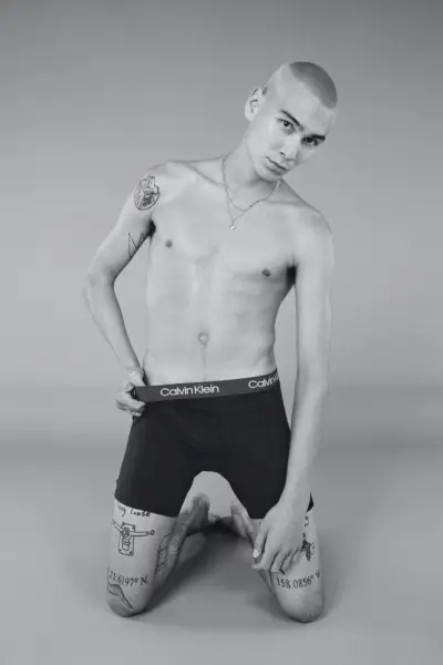 Evan Mock Calvin Klein Sous-vêtements Publicité Vacances 2021
