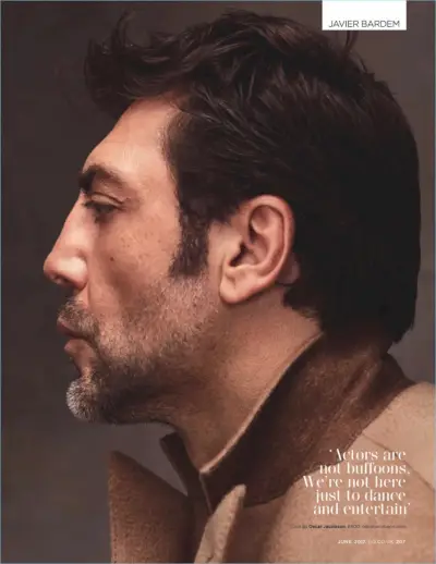 L'acteur Javier Bardem enfile un manteau Oscar Jacobson.
