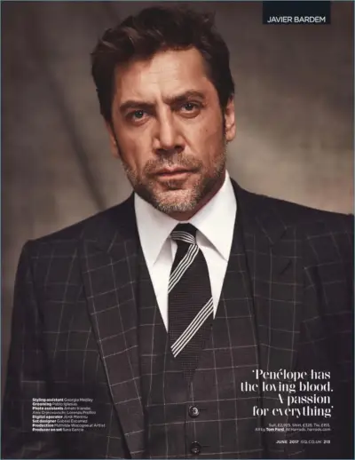 Image saisissante, Javier Bardem porte une chemise, une cravate et un costume Tom Ford.