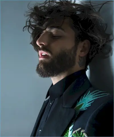 Maluma sluit aan bij Haute Living en draagt een Gucci-jasje met een Dolce & Gabbana-shirt.