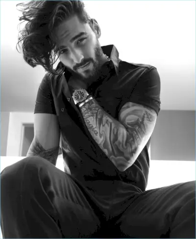 Maluma speelt de hoofdrol in een nieuwe fotoshoot en draagt Givenchy.