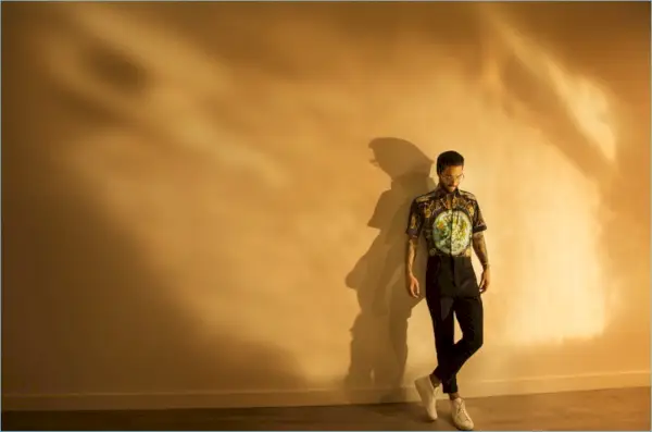 Maluma maakt een fashion statement en draagt een Dolce & Gabbana-shirt, schoenen van Pierre Hardy en een broek van The Kooples.