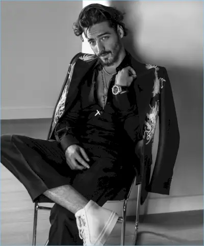 Zanger Maluma draagt een Gucci-pak met een Dolce & Gabbana-shirt. Hij draagt ook een broek van The Kooples met Pierre Hardy-schoenen en een Hublot-horloge.