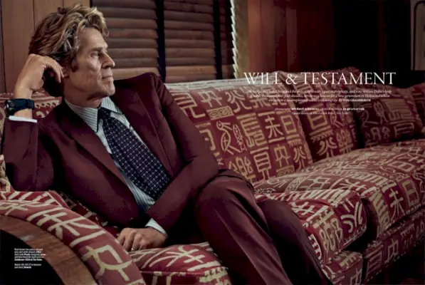 Enfilant un costume Prada élégant, Willem Dafoe apparaît dans une nouvelle séance photo.