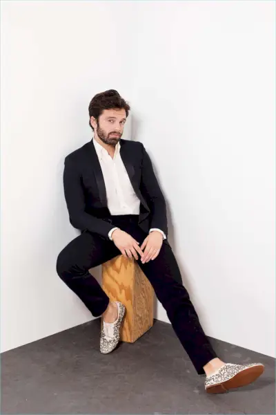 Sebastjans Stens, kurš piedalās filmā Esquire, valkā Senlorāna izskatu un Tom Ford kreklu.