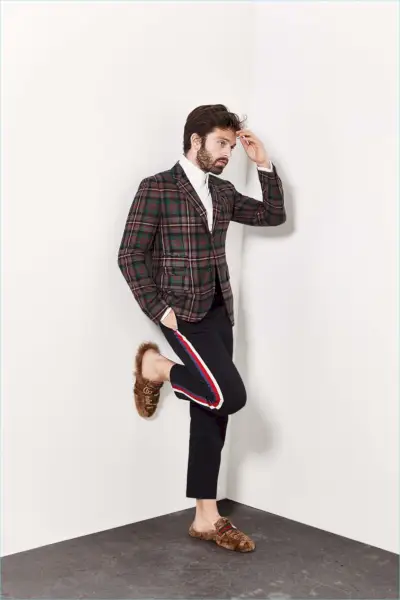 Sebastjans Stens, kurš kļūst par dendiju, valkā Gucci.