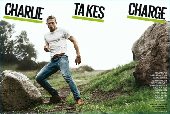 O ator Charlie Hunnam usa uma camiseta alternativa com jeans Current Elliott.