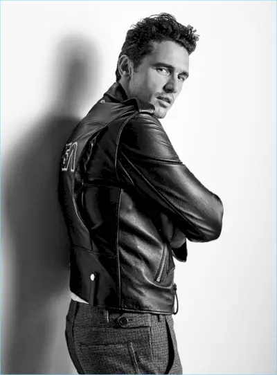 俳優のジェームズ・フランコは、コーチのTシャツとレザーのバイカージャケットにプラダのパンツを着ています。