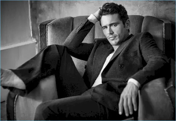 白黒写真に登場するジェームズ・フランコは、エルメスのスーツにトム・フォードのセーターを合わせている。