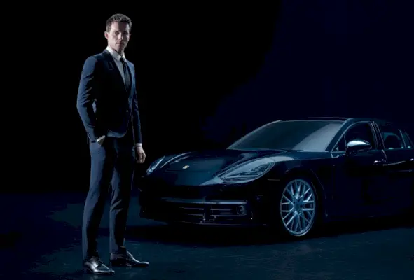 背を高くして立つアンドリュー クーパーは、今後のポルシェ x BOSS カプセル コレクションのルックを着ています。