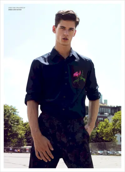 ネイトはシャツとズボンを着ています。ドリス ヴァン ノッテン。