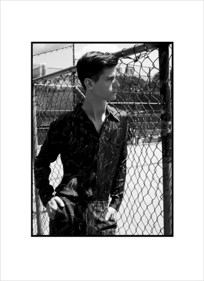 ネイトはシャツ、パンツ Dries Van Noten を着用しています。