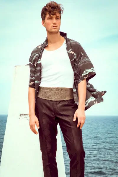 Saxon porte un débardeur, une chemise à manches courtes, un pantalon et une ceinture de smoking Zara.