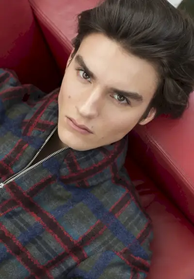 Elvis usa macacão Fomme.