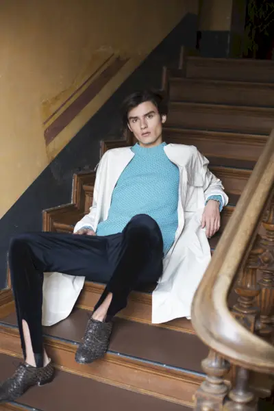 Elvis veste suéter Prada, sapatos Pantanetti, casaco e calça Fomme.