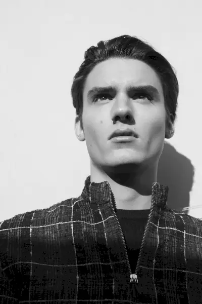 Elvis usa camiseta Calvin Klein e pulôver xadrez Fomme com meio zíper.